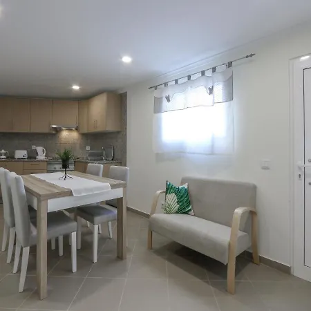 3 Bedroom Townhouse Walk Distance Beach Center, * Albufeira