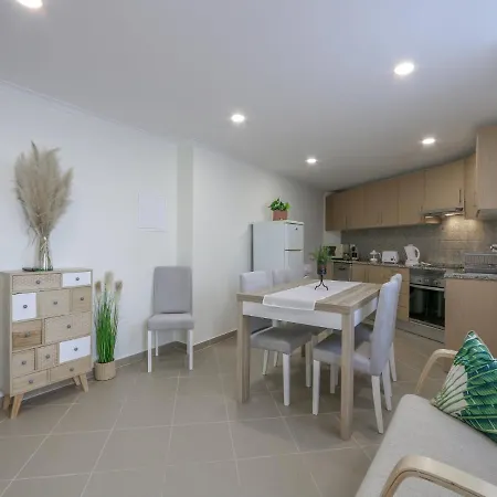Semesterbostad 3 Bedroom Townhouse Walk Distance Beach Center,